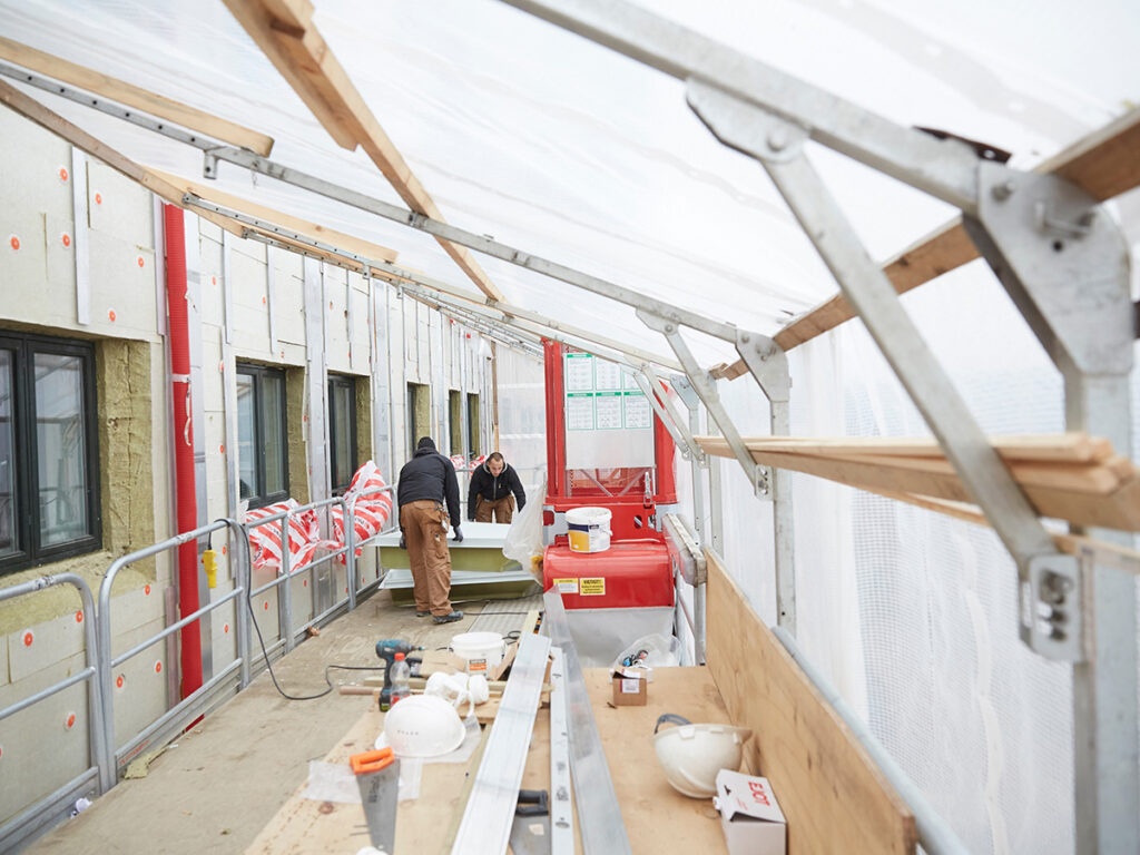 Covered work platforms provide tradespeople with plenty of work space at height and, not least, in dry weather.